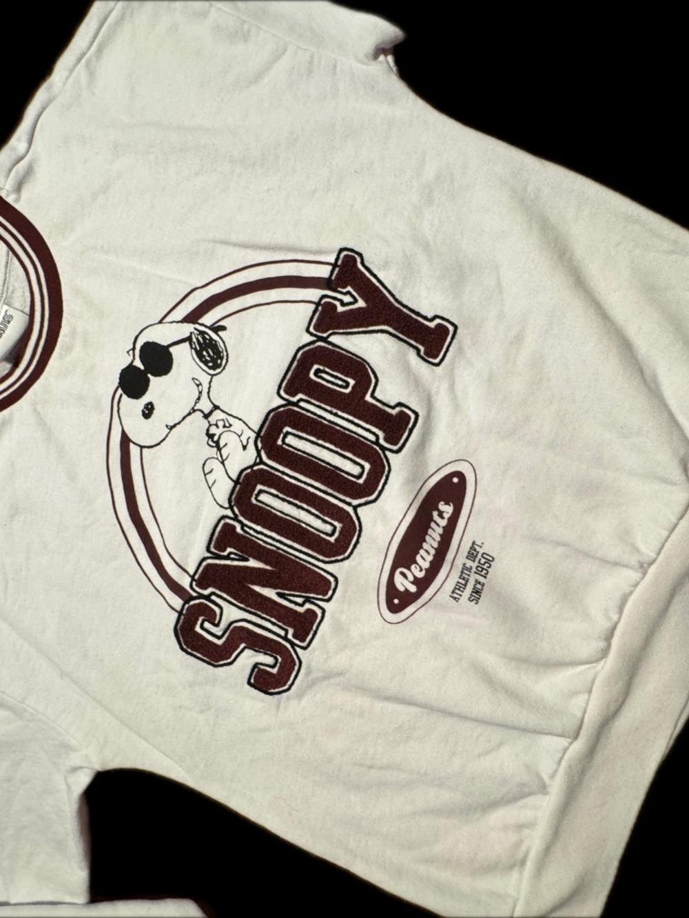 (XS) PEANUTS SNOOPY "JOE COOL" WHITE SWEATSHIRT W/ MAROON TRIM